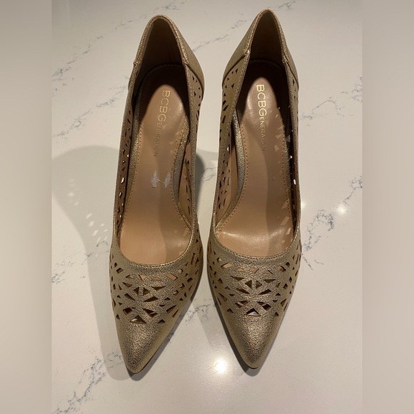 BCBG Gold 4" pump - Picture 2 of 4